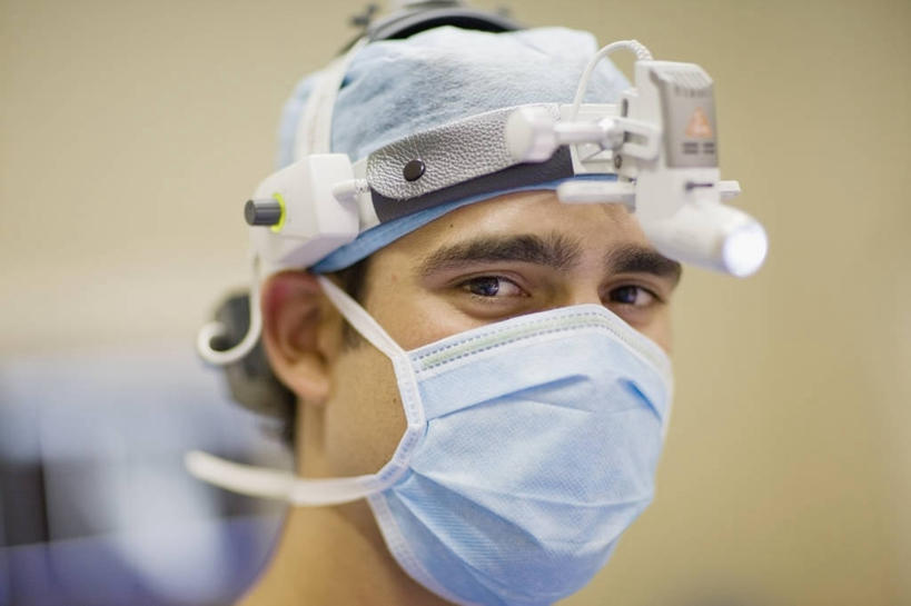 西方人,脸,头,脸颊,一个人,医生,医院,站,横图,室内,特写,白天,正面,工作服,制服,帽子,照明,欧洲,欧洲人,仅一个男性,仅一个人,朦胧,模糊,分离,墙,灯光,过滤,分开,注视,肩膀,墙壁,墙面,灯,仅一个年轻男性,口罩,灯具,观察,看,站着,医护人员,医疗人员,隔断,遮掩,观看,隔离,照亮,察看,卫生,手术室,掩盖,遮挡,照明设备,关注,净化,间隔,防护服,预防,隔离服,无菌服,遮盖,防尘,医疗机构,医生帽,掩饰,断绝,隔开,屏蔽,屏绝,远离,中断,阻遏,阻隔,工作制服,男人,男性,年轻男性,白种人,头部,脸部,脸蛋,面部,大夫,站立,半身,彩图,工作套服,病院,诊所,防静电工装,隔工作服,洁净工装,洁净工作服,净化服,无尘工作服,无尘衣,头灯