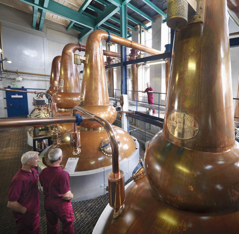 西方人,三个人,同事,技术人员,工厂,栏杆,站,横图,俯视,室内,白天,工作服,制服,成功,合作,团队,集体,信心,车间,机器,窗户,落地窗,欧洲,欧洲人,握,材料,档案,文件,墙,围栏,拿,拿着,扭头,注视,队伍,护栏,玻璃窗,墙壁,墙面,工人,资料,观察,看,站着,转头,机械,搭,握着,观看,察看,领导,成就,搭着,关注,文档,记录板,手插袋,单手插袋,合伙,领袖,记事板,单手抄兜,单手放兜,工作制服,蒸馏,老年男性,男人,男性,中年男性,白种人,员工,技术员,插兜,手插兜,手放口袋,站立,半身,彩图,高角度拍摄,工作套服,制造厂,匠人,劳动者,体力工,技工,手抄兜