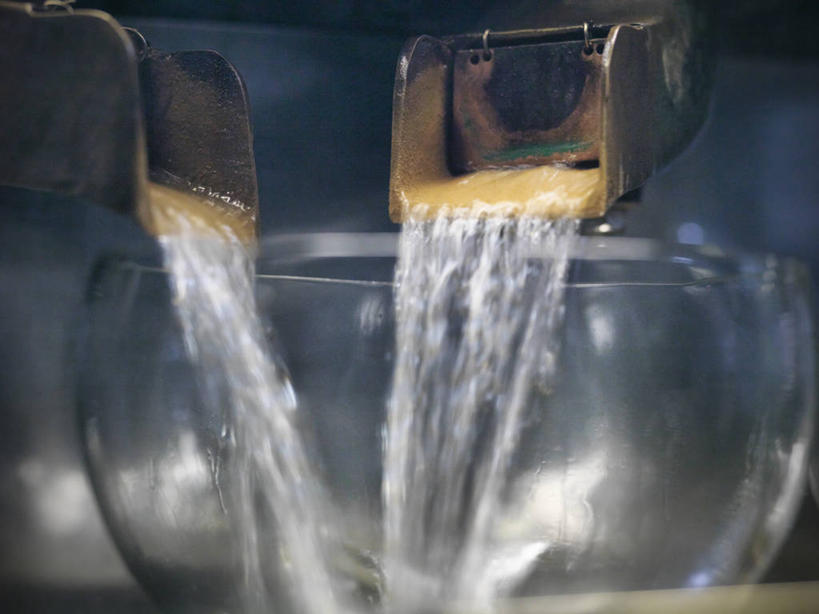 威士忌,无人,横图,室内,特写,白天,正面,机器,玻璃,朦胧,模糊,酒类,管道,玻璃制品,酒,饮料,一个,容器,碗,机械,单个,储藏,储存,烈酒,彩图,贮存