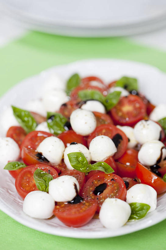 奶酪,无人,竖图,俯视,室内,特写,白天,白色背景,植物,蔬菜,西红柿,餐具,叶子,阴影,新鲜,反射,碟子,盘,影子,生食,蔬菜沙拉,香料,干酪,起司,沙拉,食品,绿叶,草药,芝士,营养,色拉,沙律,中药,食物,一个,红色,绿色,盘子,餐巾,碟,香草,嫩叶,乳酪,摄影,有机食品,绿色食品,影棚,单个,色拉酱,罗勒,乳制品,千岛酱,紫苏,药材,中草药,发酵,九层塔,圣约瑟夫草,甜罗勒,兰香,中药材,本草,马苏里拉,马苏里拉奶酪,马祖里拉,莫扎雷拉,莫兹瑞拉,莫扎里拉,保洁方巾,口布,叶,叶片,洋柿子,柑仔蜜,番茄,臭柿,彩图,高角度拍摄,影棚拍摄,拍摄,六月柿,喜报三元