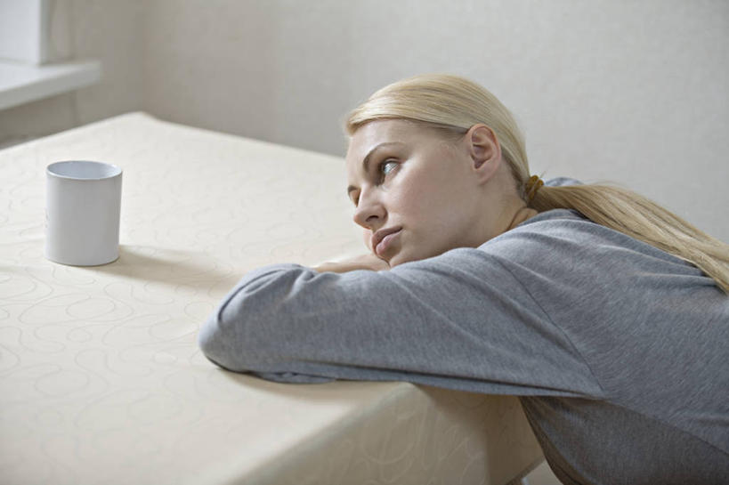 西方人,嘴,一个人,横图,俯视,室内,白天,失败,窗户,桌面,桌子,杯子,欧洲,欧洲人,仅一个年轻女性,仅一个女性,仅一个人,阴影,服装,沮丧,反射,木制,瓷器,影子,墙,咖啡杯,陶瓷制品,注视,休闲装,玻璃窗,墙壁,墙面,一个,衣服,白色,木制品,嘟嘴,观察,看,趴着,休闲,难受,休闲服,撅嘴,无奈,服饰,单个,观看,失望,悲伤,察看,伤心,难过,关注,失落,瓷杯,颓废,挫败,受挫,落败,落空,错过,失足,失意,失策,失算,颓丧,衰颓,悲哀,懊丧,颓靡,气馁,丧气,败北,挫折,失利,年轻女性,女人,女性,白种人,嘴巴,嘴唇,趴,半身,彩图,高角度拍摄