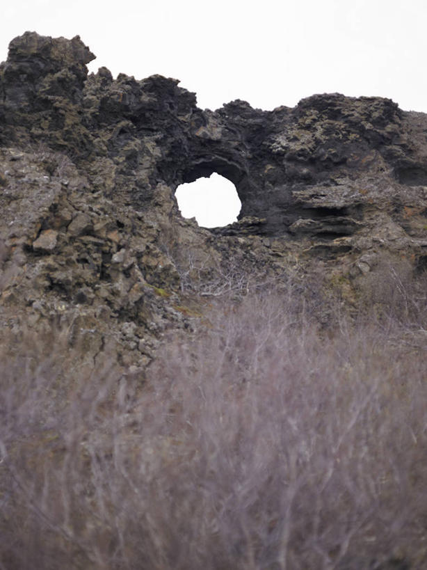 无人,竖图,室外,白天,仰视,旅游,度假,石头,美景,山,山脉,植物,欧洲,冰岛,阴影,枯萎,光线,石子,影子,洞,景观,山顶,山峰,枯草,山峦,娱乐,草,黄色,阳光,自然,群山,享受,休闲,景色,放松,洞穴,自然风光,北欧,沉积岩,穴,冰岛共和国,颠峰,极峰,水成岩,米湖,石块,岩石,彩图,低角度拍摄