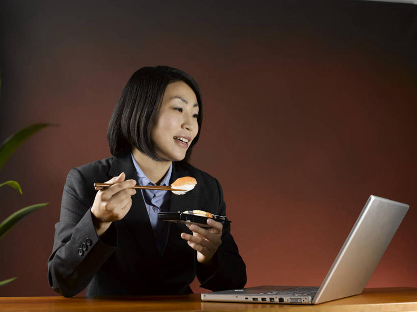 米饭,寿司,东方人,一个人,商务人士,商务女性,办公室,坐,笑,微笑,露齿笑,横图,室内,白天,正面,烹饪,电脑,笔记本电脑,植物,家具,筷子,桌子,餐具,叶子,亚洲,仅一个女性,仅一个人,一双,握,阴影,套装,反射,网络,碟子,盘,盆栽,影子,办公桌,墙,日本料理,料理,食品,绿叶,盆景,饭,拿,拿着,扭头,注视,黄种人,文化,通讯设备,传统,菜肴,美食,墙壁,墙面,食物,绿色,自然,盘子,碟,日式料理,观察,看,转头,仅一个中年女性,日式,嫩叶,握着,佳肴,生长,成长,观看,礼节,五谷,察看,无线,关注,醋饭,礼仪,通信设备,商务装,无线网络,无线上网,便携式电脑,工薪阶层,办公家具,四喜饭,手提电脑,女人,女性,中年女性,亚洲人,白领,上班族,叶,叶片,进餐用具,坐着,半身,彩图
