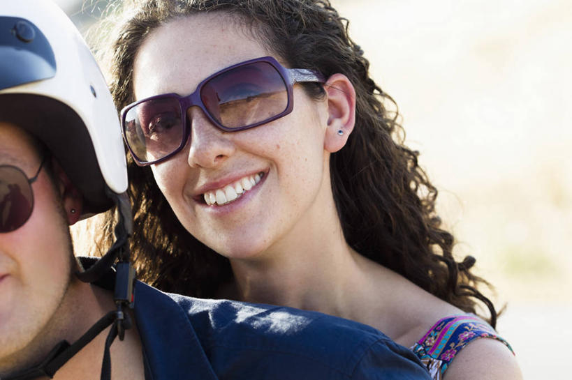 西方人,脸,头,脸颊,脖子,头发,两个人,司机,笑,微笑,露齿笑,横图,室外,特写,白天,正面,旅游,度假,美景,帽子,欧洲,欧洲人,乘客,阴影,服装,朦胧,模糊,光线,墨镜,头盔,眼镜,影子,景观,棕色,注视,休闲装,娱乐,肩膀,衣服,阳光,自然,安全帽,太阳镜,太阳眼镜,观察,看,享受,休闲,休闲服,遮阳镜,景色,放松,服饰,观看,察看,关注,自然风光,搭客,男人,男性,年轻女性,女人,女性,中年男性,白种人,头部,长发,卷发,脖,颈,颈部,脸部,脸蛋,面部,驾驶员,半身,彩图