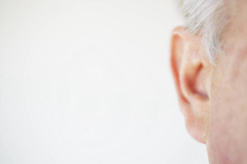 西方人,脸,头,耳朵,脸颊,头发,一个人,横图,室内,特写,白天,白色背景,正面,欧洲,欧洲人,仅一个男性,仅一个人,仅一个中年男性,阴影,反射,影子,白色,摄影,影棚,医疗设备,医疗器械,医疗工具,助听器,男人,男性,中年男性,白种人,头部,直发,耳,耳部,脸部,脸蛋,面部,半身,彩图,影棚拍摄,拍摄,短发