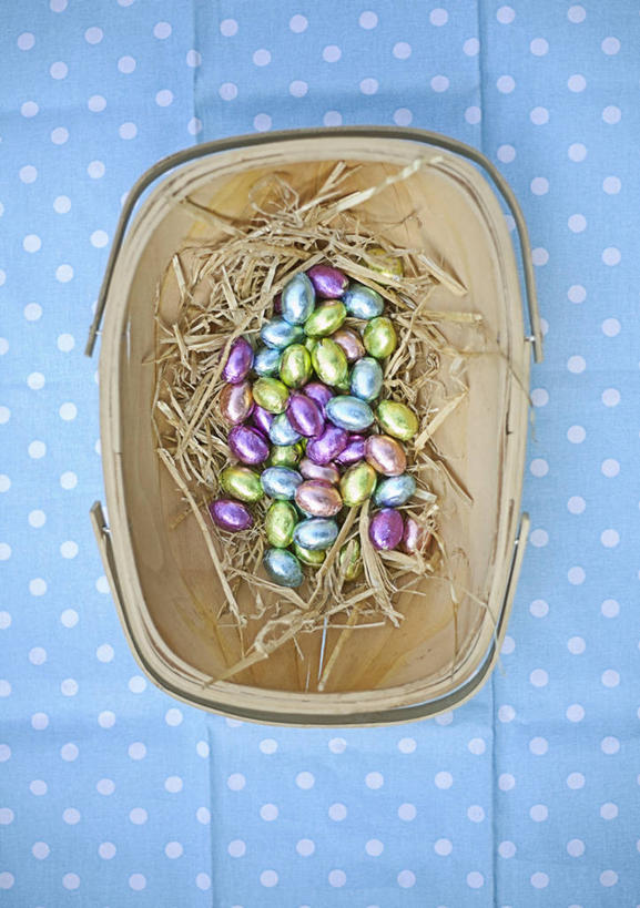 无人,竖图,俯视,室内,特写,白天,餐桌,桌子,餐具,复活节,一堆,许多,阴影,堆叠,堆积,节日,庆祝,反射,碟子,盘,影子,蛋,干草,文化,盘子,草垛,碟,庆典,餐台,纪念,堆,彩蛋,复活节彩蛋,干草垛,彩图,高角度拍摄