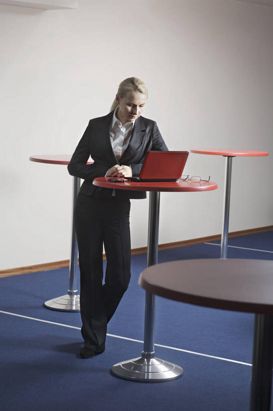 西方人,一个人,商务人士,商务女性,办公室,站,竖图,室内,白天,正面,电脑,笔记本电脑,桌子,欧洲,欧洲人,仅一个年轻女性,仅一个女性,仅一个人,套装,朦胧,模糊,网络,木制,眼镜,茶几,注视,通讯设备,木制品,低头,观察,看,站着,观看,察看,无线,关注,通信设备,商务装,无线网络,近视眼镜,无线上网,便携式电脑,工薪阶层,茶水间,手提电脑,年轻女性,女人,女性,白种人,白领,上班族,站立,彩图,全身