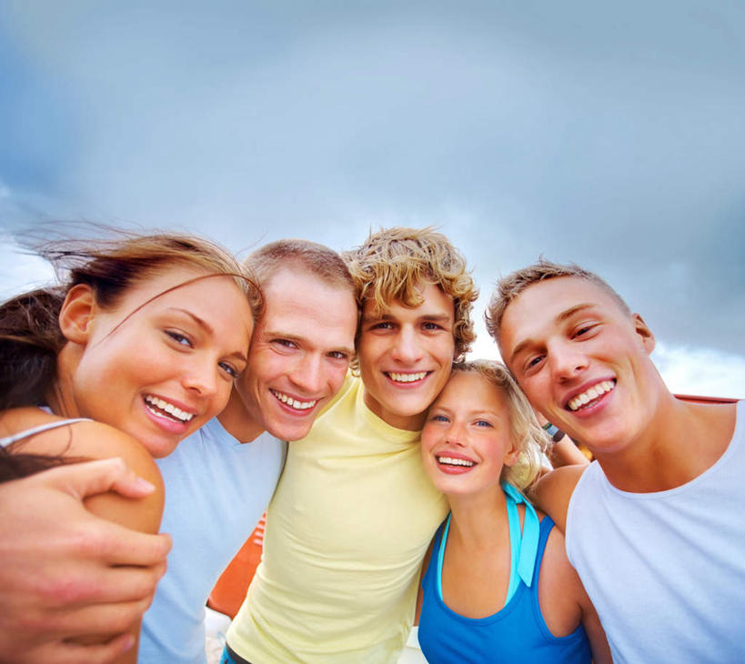 西方人,伙伴,朋友,站,抱,笑,微笑,露齿笑,横图,室外,白天,仰视,友谊,欧洲,欧洲人,五个人,一排,阴影,服装,整齐,光线,背心,影子,云,云朵,许多人,云彩,注视,休闲装,排列,衣服,蓝色,白云,蓝天,天空,阳光,天,观察,看,站着,一群人,休闲,休闲服,服饰,晴朗,抱着,观看,察看,搂着,队列,关注,友情,男人,男性,年轻男性,年轻女性,女人,女性,白种人,晴空,搂,搂抱,站立,半身,彩图,低角度拍摄