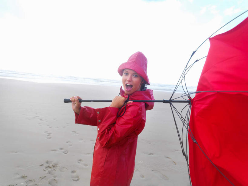 西方人,一个人,站,笑,微笑,露齿笑,横图,室外,白天,侧面,雾,帽子,欧洲,欧洲人,仅一个年轻女性,仅一个女性,仅一个人,一把,握,朦胧,模糊,伞,雨伞,遮阳伞,拿,拿着,扭头,注视,阳伞,骑,红色,遮阳帽,观察,看,扛,站着,转头,握着,观看,保暖,细雨,迷雾,察看,太阳伞,防寒,御寒,关注,雨衣,透气,防水,冲锋服,冲锋衣,防潮,户外用品,扛在肩上,骑在肩上,年轻女性,女人,女性,白种人,大雾,小雨,站立,半身,彩图