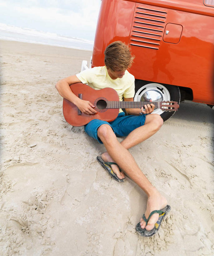 西方人,一个人,坐,竖图,室外,白天,正面,凉鞋,沙滩,汽车,鞋子,欧洲,欧洲人,仅一个男性,仅一个人,一辆,握,服装,沙子,海岸,云,云朵,吉他,乐器,弦乐器,面包车,沙地,弹奏,拿,云彩,拿着,注视,休闲装,车,仅一个年轻男性,衣服,蓝色,白云,蓝天,天空,交通工具,天,低头,观察,看,休闲,休闲服,握着,服饰,晴朗,观看,察看,关注,载具,弹拨弦鸣乐器,男人,男性,年轻男性,白种人,海滩,晴空,坐着,彩图,全身,夹趾拖鞋,人字拖,人字拖鞋,弹拨弦乐器