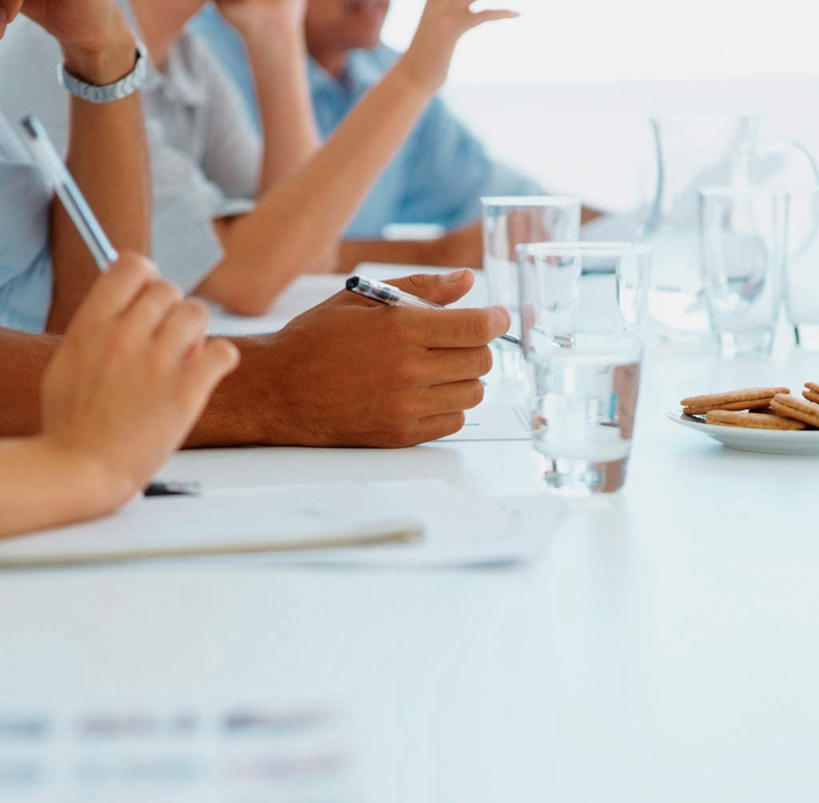 点心,西方人,四个人,伙伴,朋友,商务人士,商务男性,商务女性,办公室,坐,横图,室内,白天,侧面,衬衫,友谊,合作,团队,水,家具,桌子,杯子,餐具,欧洲,欧洲人,撑,握,套装,朦胧,模糊,时间,笔,材料,档案,碟子,盘,时钟,手表,文件,液体,办公桌,墙,食品,办公用品,曲奇,拿,计时,拿着,托腮,饮用水,水笔,墙壁,墙面,玻璃制品,文具,食物,白色,盘子,水杯,学习用品,资料,碟,钟表,饼干,零食,矿泉水,托,表,战略,握着,腕表,文具用品,书写,托下巴,文档,商务装,曲奇饼,工薪阶层,蒸馏水,曲奇饼干,办公家具,联合,合谋,配合,协作,男人,男性,女人,女性,中年男性,中年女性,白种人,白领,上班族,玻璃杯,钟,坐着,半身,彩图,衬衣