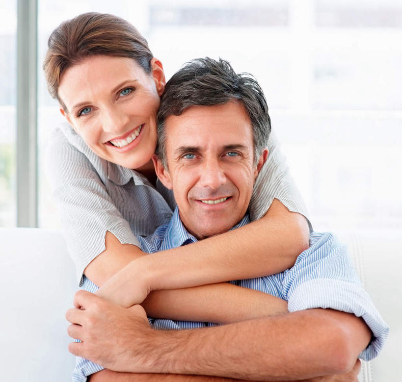 西方人,中年人,两个人,家庭,夫妻,客厅,站,坐,抱,笑,微笑,露齿笑,横图,室内,白天,正面,爱情,窗户,落地窗,沙发,欧洲,欧洲人,服装,朦胧,模糊,浪漫,注视,休闲装,玻璃窗,衣服,观察,看,站着,休闲,温暖,温馨,一家人,休闲服,恩爱,恋人,服饰,抱着,观看,和睦,察看,起居室,搂着,关注,布艺沙发,客堂,男人,男性,女人,女性,中年男性,中年女性,白种人,夫妇,情侣,搂,搂抱,站立,坐着,半身,彩图,伴侣,融洽