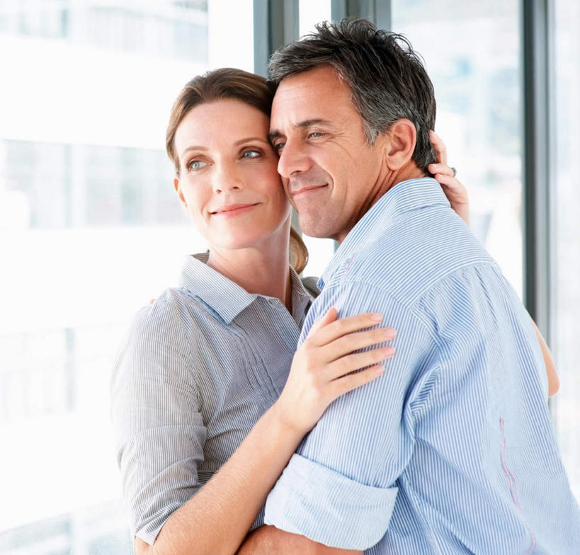 西方人,中年人,两个人,家庭,夫妻,站,抱,笑,微笑,露齿笑,横图,室内,白天,侧面,爱情,窗户,落地窗,欧洲,欧洲人,阴影,服装,朦胧,模糊,反射,影子,浪漫,注视,休闲装,玻璃窗,衣服,观察,看,站着,休闲,温暖,温馨,一家人,休闲服,恩爱,恋人,服饰,抱着,观看,和睦,察看,搂着,关注,男人,男性,女人,女性,中年男性,中年女性,白种人,夫妇,情侣,怀抱,搂,搂抱,相抱,拥抱,站立,半身,彩图,伴侣,融洽