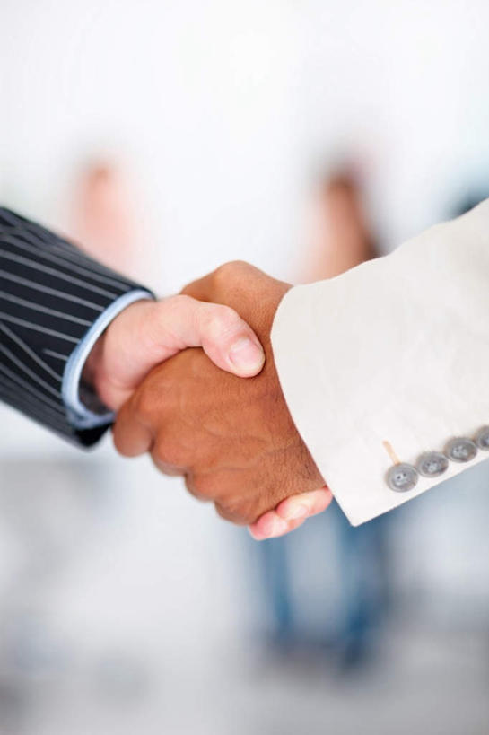 西方人,手,四个人,伙伴,朋友,商务人士,商务男性,商务女性,站,坐,握手,竖图,室内,特写,白天,正面,衬衫,友谊,合作,团队,欧洲,欧洲人,阴影,套装,朦胧,模糊,反射,影子,墙,注视,墙壁,墙面,白色,观察,看,站着,手部,战略,观看,单手,察看,关注,商务装,工薪阶层,联合,合谋,配合,协作,男人,男性,女人,女性,中年男性,中年女性,白种人,白领,上班族,搀手,拉手,手拉手,手握手,站立,坐着,半身,彩图,衬衣