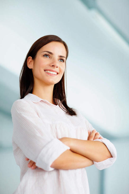 西方人,一个人,商务人士,商务女性,站,笑,双手交叉,微笑,露齿笑,竖图,室内,白天,仰视,欧洲,欧洲人,仅一个年轻女性,仅一个女性,仅一个人,套装,墙,注视,墙壁,墙面,白色,观察,看,站着,观看,察看,双手抱胸,关注,商务装,工薪阶层,年轻女性,女人,女性,白种人,白领,上班族,站立,半身,彩图,低角度拍摄