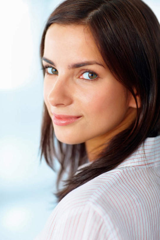 西方人,脸,头,脸颊,头发,一个人,商务人士,商务女性,站,笑,微笑,竖图,室内,特写,白天,侧面,欧洲,欧洲人,仅一个年轻女性,仅一个女性,仅一个人,阴影,套装,朦胧,模糊,反射,影子,扭头,注视,肩膀,黑色,观察,看,站着,转头,观看,察看,关注,商务装,工薪阶层,年轻女性,女人,女性,白种人,头部,长发,直发,脸部,脸蛋,面部,白领,上班族,站立,半身,彩图