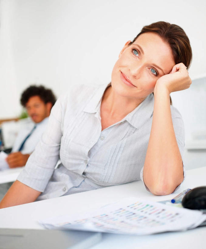 西方人,两个人,伙伴,朋友,商务人士,商务男性,商务女性,办公室,坐,笑,打电话,双手交叉,微笑,竖图,室内,白天,正面,衬衫,友谊,合作,团队,家具,桌子,电话,欧洲,欧洲人,撑,套装,朦胧,模糊,材料,档案,文件,纸,办公桌,墙,领带,注视,通讯设备,墙壁,墙面,白色,话筒,手稿,资料,观察,看,电话线,战略,观看,证明,察看,撑着,双手抱胸,固定电话,象征,庄重,关注,文档,商务装,身份,工薪阶层,办公家具,联合,合谋,正式,地位,交流,配合,协作,男人,男性,女人,女性,中年男性,中年女性,白种人,白领,上班族,电话机,沟通,通话,坐着,半身,彩图,衬衣