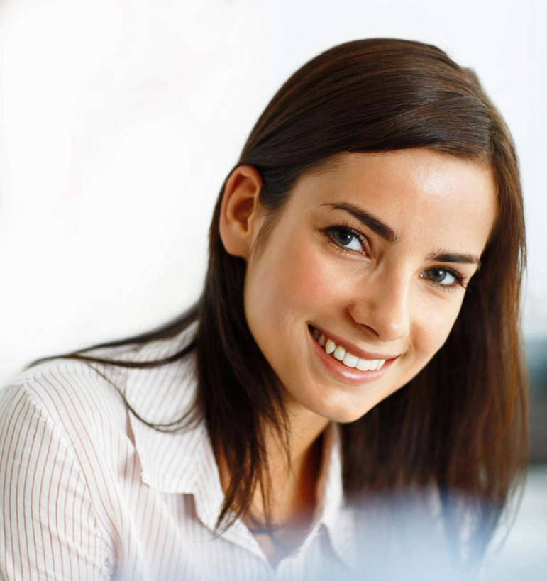 西方人,脸,头,脸颊,一个人,商务人士,商务女性,站,笑,微笑,露齿笑,竖图,室内,特写,白天,正面,欧洲,欧洲人,仅一个年轻女性,仅一个女性,仅一个人,套装,朦胧,模糊,墙,扭头,注视,肩膀,墙壁,墙面,白色,观察,看,站着,转头,观看,察看,关注,商务装,工薪阶层,年轻女性,女人,女性,白种人,头部,脸部,脸蛋,面部,白领,上班族,站立,半身,彩图