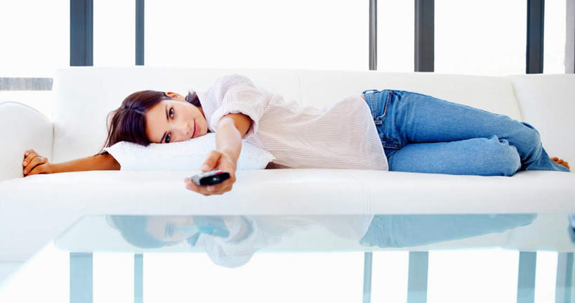 西方人,一个人,客厅,躺,横图,室内,白天,侧面,窗户,落地窗,沙发,桌子,玻璃,欧洲,欧洲人,仅一个年轻女性,仅一个女性,仅一个人,握,服装,拿,茶几,拿着,注视,休闲装,玻璃窗,玻璃制品,衣服,遥控器,观察,看,休闲,休闲服,握着,服饰,观看,察看,操作,起居室,关注,布艺沙发,客堂,卧着,按键,年轻女性,女人,女性,白种人,躺着,卧,彩图,全身