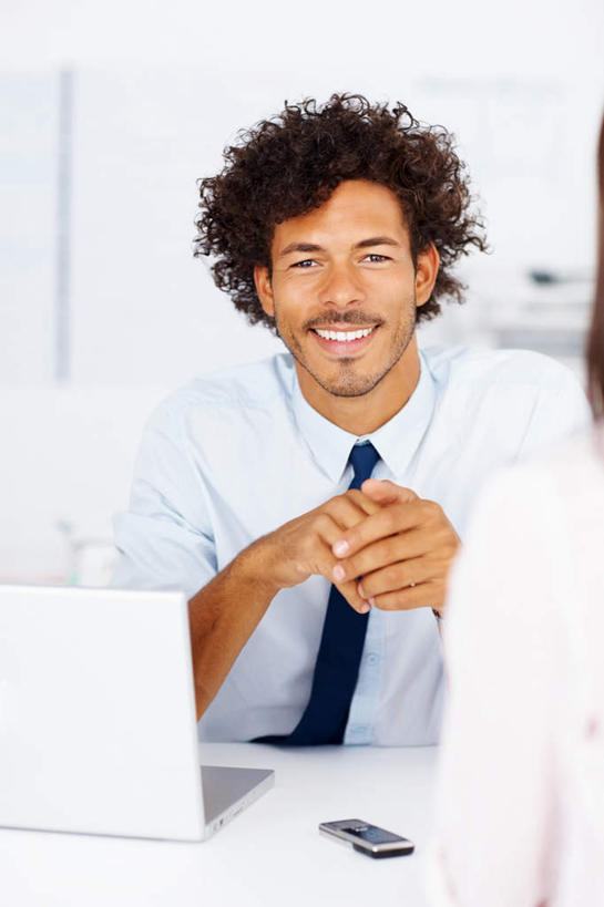 西方人,两个人,伙伴,朋友,商务人士,商务男性,商务女性,办公室,坐,握手,笑,打电话,微笑,露齿笑,竖图,俯视,室内,白天,衬衫,友谊,合作,团队,电脑,笔记本电脑,家具,桌子,电话,手机,欧洲,欧洲人,套装,朦胧,模糊,网络,办公桌,墙,注视,通讯设备,墙壁,墙面,白色,观察,看,战略,观看,察看,无线,关注,通信设备,商务装,无线网络,无线上网,便携式电脑,工薪阶层,办公家具,联合,合谋,交流,配合,协作,手提电脑,男人,男性,年轻女性,女人,女性,中年男性,白种人,白领,上班族,搀手,沟通,拉手,手拉手,手握手,通话,坐着,半身,彩图,高角度拍摄,衬衣