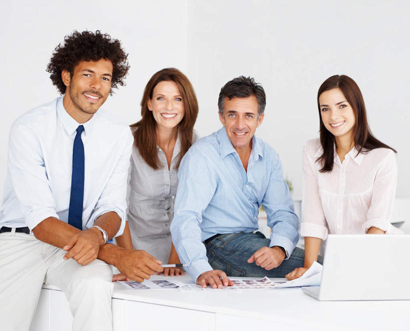 西方人,四个人,伙伴,朋友,商务人士,商务男性,商务女性,办公室,站,坐,笑,微笑,露齿笑,横图,室内,白天,正面,衬衫,友谊,合作,团队,电脑,笔记本电脑,家具,桌子,欧洲,欧洲人,握,套装,时间,网络,笔,材料,档案,时钟,手表,文件,纸,办公桌,墙,办公用品,领带,拿,计时,拿着,注视,通讯设备,水笔,墙壁,墙面,文具,白色,手稿,学习用品,资料,钟表,观察,看,站着,表,战略,握着,观看,腕表,文具用品,证明,察看,无线,象征,庄重,关注,文档,通信设备,商务装,身份,无线网络,无线上网,便携式电脑,工薪阶层,办公家具,联合,合谋,正式,地位,配合,协作,手提电脑,男人,男性,女人,女性,中年男性,中年女性,白种人,白领,上班族,钟,站立,坐着,半身,彩图,衬衣