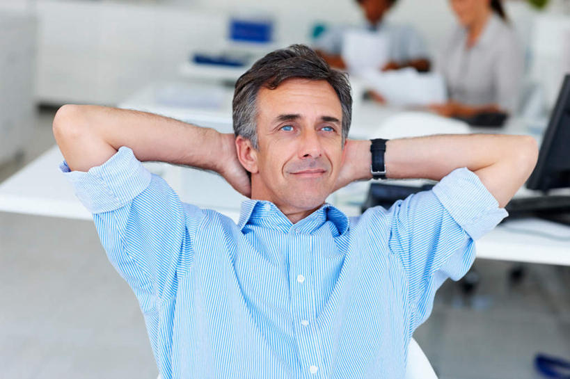 西方人,三个人,同事,商务人士,商务男性,商务女性,办公室,坐,笑,微笑,横图,室内,白天,正面,衬衫,成功,合作,团队,集体,信心,电脑,显示器,鼠标,键盘,家具,桌子,椅子,欧洲,欧洲人,抱头,套装,朦胧,模糊,时间,网络,时钟,手表,办公桌,木椅,墙,计时,注视,输入设备,通讯设备,队伍,墙壁,墙面,白色,钟表,观察,看,表,台式电脑,观看,腕表,察看,双手抱头,领导,成就,关注,通信设备,商务装,合伙,领袖,工薪阶层,输出设备,办公家具,捧首,捧头,男人,男性,女人,女性,中年男性,中年女性,白种人,白领,上班族,钟,坐着,半身,彩图,衬衣