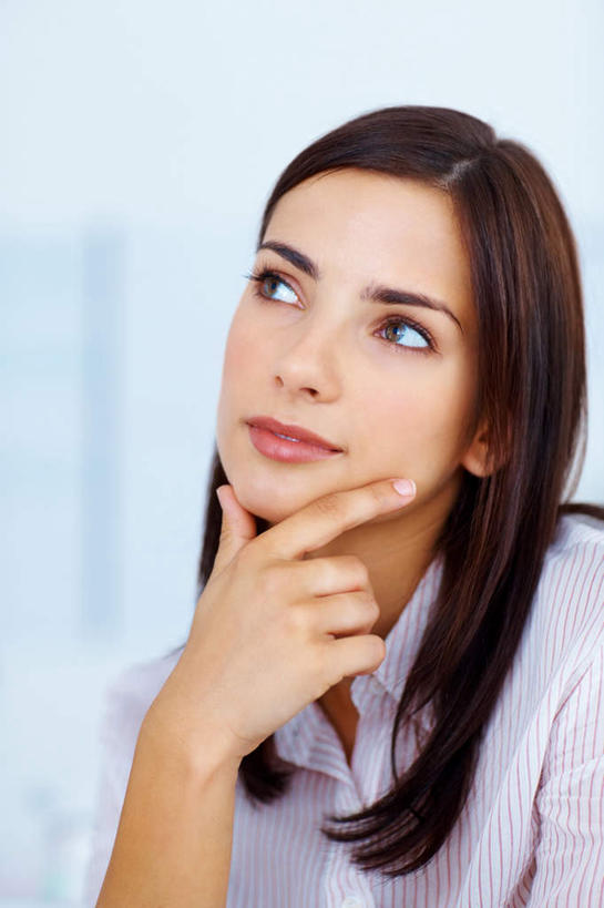 西方人,脸,头,脸颊,手,一个人,坐,竖图,室内,特写,白天,正面,欧洲,欧洲人,仅一个年轻女性,仅一个女性,仅一个人,撑,服装,朦胧,模糊,墙,托腮,注视,休闲装,肩膀,墙壁,墙面,衣服,白色,观察,看,托,休闲,手部,休闲服,服饰,观看,单手,察看,关注,托下巴,年轻女性,女人,女性,白种人,头部,脸部,脸蛋,面部,坐着,半身,彩图