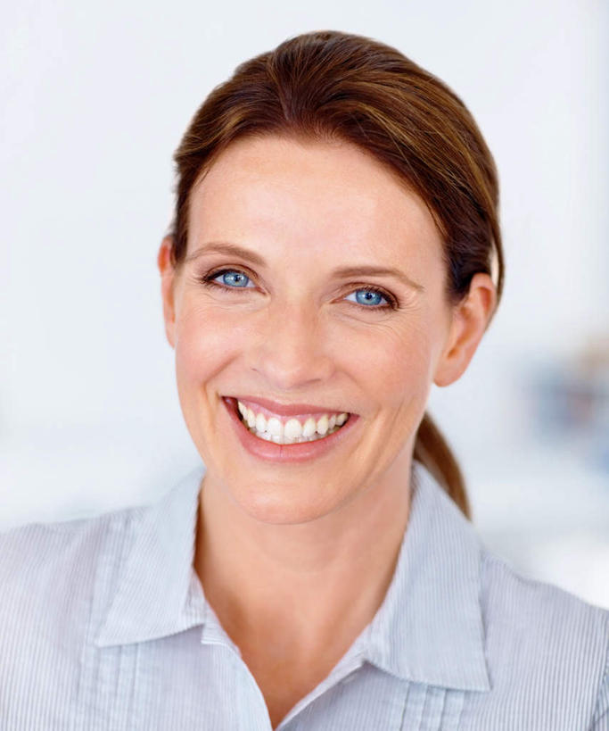 西方人,脸,头,脸颊,头发,一个人,站,笑,微笑,露齿笑,竖图,室内,特写,白天,正面,欧洲,欧洲人,仅一个女性,仅一个人,服装,朦胧,模糊,墙,棕色,注视,休闲装,肩膀,墙壁,墙面,衣服,白色,观察,看,站着,仅一个中年女性,休闲,休闲服,服饰,观看,察看,关注,女人,女性,中年女性,白种人,头部,长发,脸部,脸蛋,面部,站立,半身,彩图