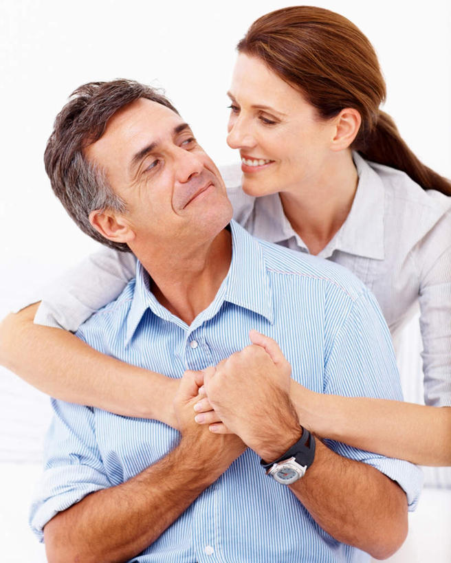 西方人,中年人,两个人,家庭,夫妻,客厅,站,坐,抱,笑,微笑,露齿笑,竖图,室内,白天,正面,爱情,沙发,欧洲,欧洲人,弯腰,服装,时间,时钟,手表,墙,浪漫,计时,注视,休闲装,墙壁,墙面,衣服,白色,钟表,观察,看,站着,休闲,温暖,温馨,一家人,休闲服,表,恩爱,恋人,服饰,抱着,观看,腕表,和睦,察看,起居室,搂着,关注,布艺沙发,弯身,客堂,男人,男性,女人,女性,中年男性,中年女性,白种人,夫妇,情侣,钟,搂,搂抱,站立,坐着,半身,彩图,伴侣,融洽