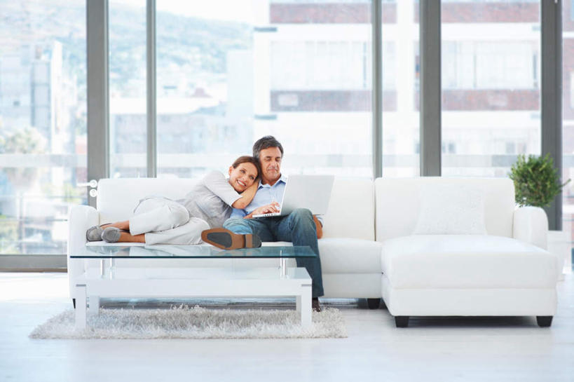 西方人,中年人,两个人,家庭,夫妻,客厅,坐,躺,横图,室内,白天,正面,爱情,电脑,笔记本电脑,植物,窗户,落地窗,沙发,桌子,玻璃,欧洲,欧洲人,敲打,服装,网络,盆栽,盆景,浪漫,茶几,注视,休闲装,输入,通讯设备,玻璃窗,玻璃制品,衣服,绿色,自然,打字,观察,看,靠,靠着,休闲,温暖,温馨,一家人,休闲服,恩爱,恋人,服饰,生长,成长,观看,点击,敲击,和睦,察看,无线,起居室,关注,通信设备,无线网络,布艺沙发,无线上网,便携式电脑,客堂,卧着,按键,手提电脑,男人,男性,女人,女性,中年男性,中年女性,白种人,夫妇,情侣,躺着,卧,坐着,彩图,全身,伴侣,融洽