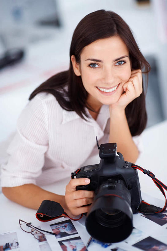 西方人,一个人,商务人士,商务女性,站,笑,微笑,露齿笑,竖图,俯视,照片,室内,白天,桌面,桌子,相机,欧洲,欧洲人,仅一个年轻女性,仅一个女性,仅一个人,撑,握,阴影,套装,朦胧,模糊,反射,木制,影子,拿,拿着,托腮,注视,拍照,木制品,数码相机,观察,看,托,站着,单反,握着,摄影,观看,单反相机,察看,关注,托下巴,商务装,工薪阶层,年轻女性,女人,女性,白种人,白领,上班族,相片,照相机,抬头,仰头,站立,半身,彩图,高角度拍摄,拍摄,照相