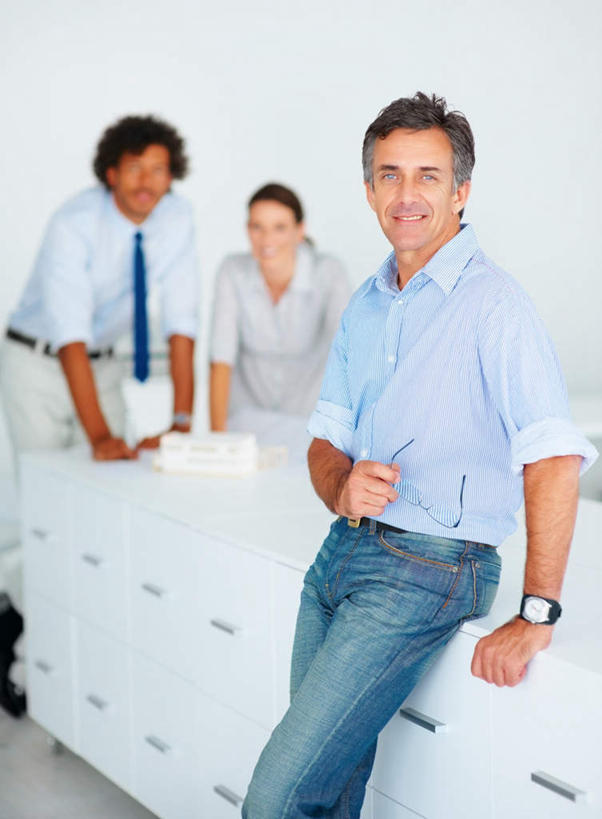 西方人,三个人,伙伴,朋友,商务人士,商务男性,商务女性,办公室,站,笑,微笑,露齿笑,竖图,室内,白天,正面,衬衫,友谊,合作,团队,家具,桌子,欧洲,欧洲人,撑,弯腰,握,套装,朦胧,模糊,立体,时间,空间,笔,时钟,手表,图纸,办公桌,墙,办公用品,设计图,拿,计时,拿着,注视,水笔,墙壁,墙面,文具,白色,模型,学习用品,钟表,观察,看,站着,表,规划,战略,握着,观看,腕表,文具用品,察看,撑着,关注,商务装,工程图,草图,蓝图,工薪阶层,办公家具,弯身,联合,合谋,直观,建筑模型,建筑设计,配合,协作,男人,男性,女人,女性,中年男性,中年女性,白种人,白领,上班族,设计,钟,站立,半身,彩图,衬衣