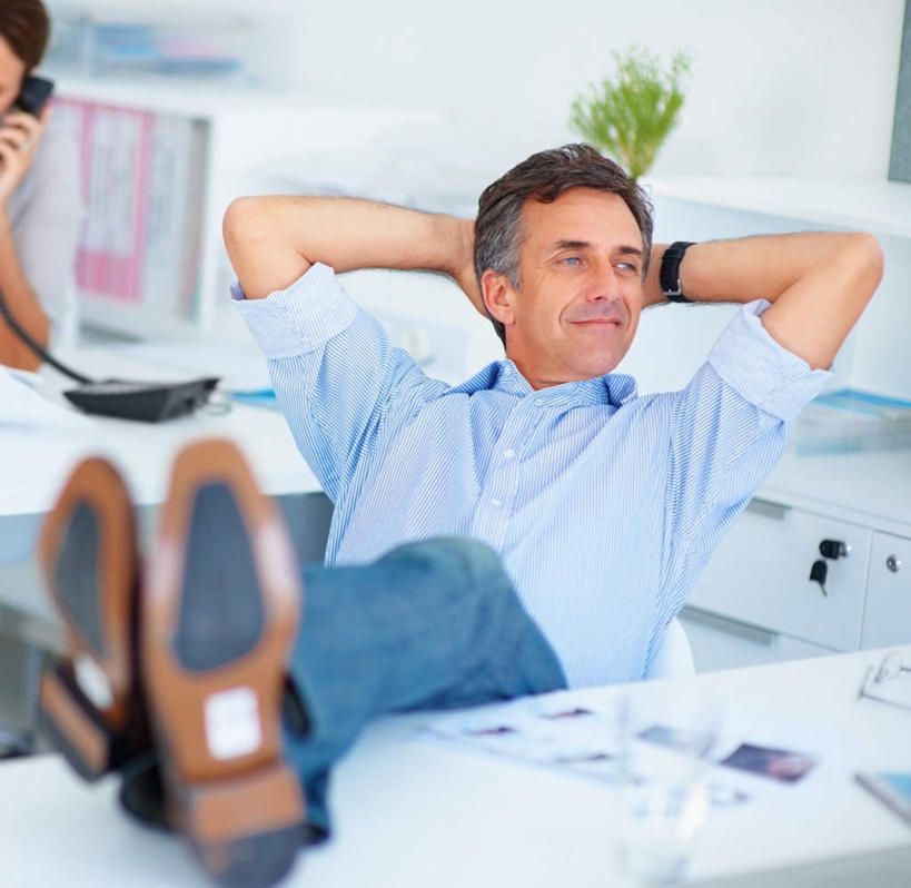 西方人,一个人,商务人士,商务男性,办公室,坐,笑,微笑,横图,俯视,室内,白天,鞋,衬衫,植物,家具,桌子,鞋子,欧洲,欧洲人,仅一个男性,仅一个人,仅一个中年男性,抱头,套装,朦胧,模糊,时间,盆栽,时钟,手表,图纸,办公桌,墙,盆景,皮革,设计图,计时,扭头,注视,墙壁,墙面,绿色,白色,自然,钟表,观察,看,转头,表,生长,成长,观看,腕表,察看,双手抱头,关注,商务装,工程图,草图,蓝图,工薪阶层,办公家具,捧首,捧头,男人,男性,中年男性,白种人,白领,上班族,设计,钟,坐着,半身,彩图,高角度拍摄,衬衣,皮鞋