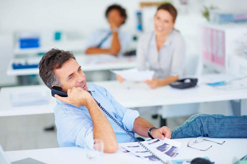 西方人,三个人,伙伴,朋友,商务人士,商务男性,商务女性,办公室,坐,笑,打电话,微笑,露齿笑,横图,室内,白天,正面,衬衫,友谊,合作,团队,家具,桌子,电话,欧洲,欧洲人,撑,握,套装,朦胧,模糊,时间,材料,档案,时钟,手表,文件,眼镜,纸,办公桌,墙,拿,听,计时,拿着,托腮,注视,通讯设备,墙壁,墙面,白色,话筒,手稿,资料,钟表,观察,看,托,表,电话线,战略,握着,观看,腕表,证明,察看,固定电话,关注,托下巴,文档,商务装,近视眼镜,工薪阶层,办公家具,联合,合谋,交流,配合,协作,男人,男性,女人,女性,中年男性,中年女性,白种人,白领,上班族,电话机,钟,沟通,通话,坐着,半身,彩图,衬衣