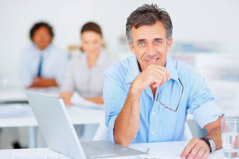 西方人,三个人,伙伴,朋友,商务人士,商务男性,商务女性,办公室,坐,笑,微笑,露齿笑,横图,室内,白天,正面,衬衫,友谊,合作,团队,电脑,笔记本电脑,水,家具,桌子,杯子,欧洲,欧洲人,撑,握,套装,朦胧,模糊,时间,网络,材料,档案,时钟,手表,文件,眼镜,液体,纸,办公桌,墙,拿,计时,拿着,托腮,注视,通讯设备,饮用水,墙壁,墙面,玻璃制品,白色,手稿,水杯,资料,钟表,矿泉水,观察,看,托,表,战略,握着,观看,腕表,证明,察看,无线,关注,托下巴,文档,通信设备,商务装,无线网络,近视眼镜,无线上网,便携式电脑,工薪阶层,蒸馏水,办公家具,联合,合谋,配合,协作,手提电脑,男人,男性,女人,女性,中年男性,中年女性,白种人,白领,上班族,玻璃杯,钟,坐着,半身,彩图,衬衣