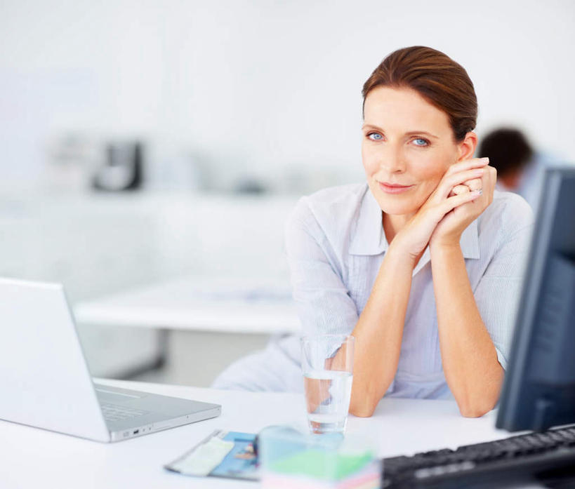 西方人,两个人,伙伴,朋友,商务人士,商务男性,商务女性,办公室,坐,笑,微笑,横图,室内,白天,正面,衬衫,友谊,合作,团队,电脑,笔记本电脑,显示器,鼠标,键盘,水,家具,桌子,杯子,欧洲,欧洲人,握,套装,朦胧,模糊,网络,材料,档案,文件,液体,纸,办公桌,墙,注视,通讯设备,饮用水,墙壁,墙面,玻璃制品,白色,手稿,水杯,资料,矿泉水,观察,看,台式电脑,战略,握着,观看,证明,察看,无线,关注,文档,通信设备,商务装,无线网络,无线上网,便携式电脑,工薪阶层,蒸馏水,办公家具,联合,合谋,配合,协作,手提电脑,男人,男性,女人,女性,中年男性,中年女性,白种人,白领,上班族,玻璃杯,坐着,半身,彩图,衬衣