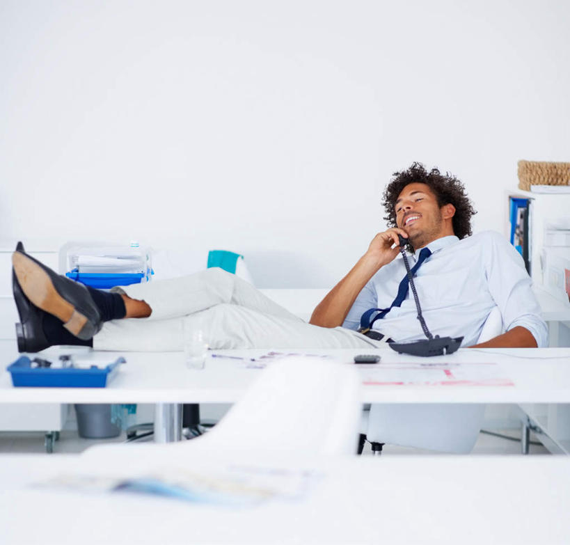 西方人,一个人,商务人士,商务男性,办公室,坐,笑,打电话,微笑,露齿笑,横图,室内,白天,正面,衬衫,家具,桌子,电话,椅子,欧洲,欧洲人,仅一个男性,仅一个人,仅一个中年男性,握,套装,朦胧,模糊,材料,档案,文件,纸,办公桌,墙,领带,拿,听,拿着,注视,通讯设备,墙壁,墙面,白色,话筒,会议椅,手稿,资料,观察,看,电话线,握着,观看,办公椅,证明,察看,固定电话,象征,庄重,关注,文档,商务装,身份,工薪阶层,办公家具,正式,地位,商务椅,培训椅,交流,男人,男性,中年男性,白种人,白领,上班族,电话机,沟通,通话,坐着,彩图,全身,衬衣