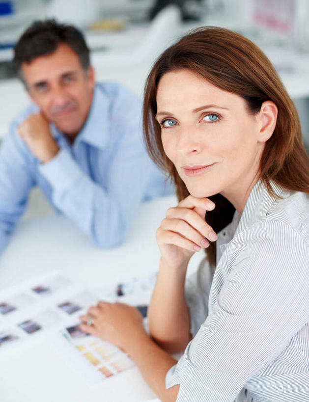 西方人,两个人,伙伴,朋友,商务人士,商务男性,商务女性,办公室,坐,笑,微笑,竖图,俯视,室内,白天,衬衫,友谊,合作,团队,家具,桌子,欧洲,欧洲人,撑,阴影,套装,朦胧,模糊,时间,反射,材料,档案,时钟,手表,文件,影子,纸,办公桌,计时,扭头,托腮,注视,手稿,资料,钟表,观察,看,托,转头,表,战略,观看,腕表,证明,察看,关注,托下巴,文档,商务装,工薪阶层,办公家具,联合,合谋,配合,协作,男人,男性,女人,女性,中年男性,中年女性,白种人,白领,上班族,钟,坐着,半身,彩图,高角度拍摄,衬衣