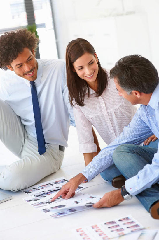 西方人,三个人,伙伴,朋友,商务人士,商务男性,商务女性,坐,笑,盘腿,微笑,露齿笑,竖图,室内,白天,正面,衬衫,友谊,合作,团队,窗户,落地窗,欧洲,欧洲人,握,套装,时间,材料,档案,时钟,手表,文件,墙,领带,拿,计时,拿着,扭头,注视,玻璃窗,墙壁,墙面,白色,资料,钟表,观察,看,转头,表,战略,握着,观看,腕表,察看,象征,庄重,关注,文档,商务装,身份,工薪阶层,联合,合谋,正式,地位,配合,协作,男人,男性,年轻女性,女人,女性,中年男性,中年女性,白种人,白领,上班族,钟,盘腿而坐,盘膝,盘着腿的,盘着腿坐,双腿交叉,坐着,半身,彩图,衬衣