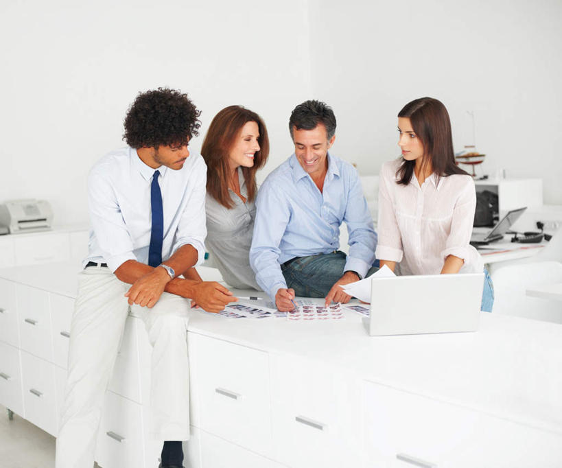 西方人,四个人,伙伴,朋友,商务人士,商务男性,商务女性,办公室,站,坐,笑,说,微笑,露齿笑,横图,照片,室内,白天,正面,衬衫,讨论,友谊,合作,团队,电脑,笔记本电脑,家具,桌子,欧洲,欧洲人,握,套装,朦胧,模糊,网络,笔,办公桌,墙,办公用品,领带,拿,拿着,扭头,注视,通讯设备,墙壁,墙面,文具,白色,学习用品,观察,看,站着,转头,战略,握着,摄影,观看,文具用品,察看,无线,象征,庄重,关注,通信设备,商务装,身份,无线网络,无线上网,便携式电脑,工薪阶层,办公家具,联合,合谋,正式,地位,交流,配合,协作,手提电脑,男人,男性,女人,女性,中年男性,中年女性,白种人,白领,上班族,相片,沟通,讲话,交谈,商讨,说话,谈话,站立,坐着,半身,彩图,衬衣,拍摄,照相