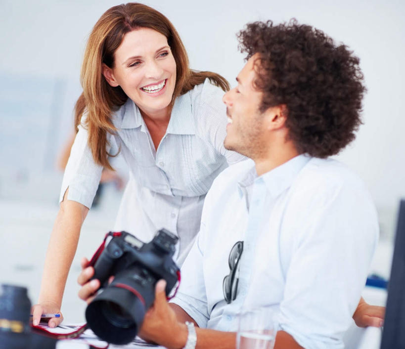 西方人,两个人,伙伴,朋友,商务人士,商务男性,商务女性,办公室,站,笑,微笑,露齿笑,横图,室内,白天,正面,衬衫,友谊,合作,团队,电脑,显示器,鼠标,键盘,水,家具,桌子,杯子,相机,欧洲,欧洲人,撑,弯腰,握,套装,朦胧,模糊,网络,墨镜,眼镜,液体,办公桌,墙,拿,拿着,扭头,注视,输入设备,通讯设备,饮用水,墙壁,墙面,玻璃制品,拍照,白色,数码相机,水杯,太阳镜,太阳眼镜,矿泉水,观察,看,站着,转头,台式电脑,遮阳镜,单反,战略,握着,摄影,观看,单反相机,察看,撑着,关注,通信设备,商务装,工薪阶层,蒸馏水,输出设备,办公家具,弯身,联合,合谋,配合,协作,男人,男性,年轻女性,女人,女性,中年男性,白种人,白领,上班族,玻璃杯,照相机,站立,半身,彩图,衬衣,照相