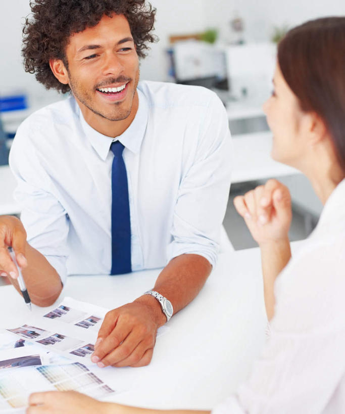 西方人,两个人,伙伴,朋友,商务人士,商务男性,商务女性,办公室,坐,笑,微笑,露齿笑,竖图,室内,白天,正面,衬衫,友谊,合作,团队,家具,桌子,欧洲,欧洲人,套装,朦胧,模糊,时间,材料,档案,时钟,手表,文件,纸,办公桌,墙,领带,计时,注视,墙壁,墙面,白色,手稿,资料,钟表,观察,看,表,战略,观看,腕表,证明,察看,象征,庄重,关注,文档,商务装,身份,工薪阶层,办公家具,联合,合谋,正式,地位,配合,协作,男人,男性,年轻女性,女人,女性,中年男性,白种人,白领,上班族,钟,坐着,半身,彩图,衬衣