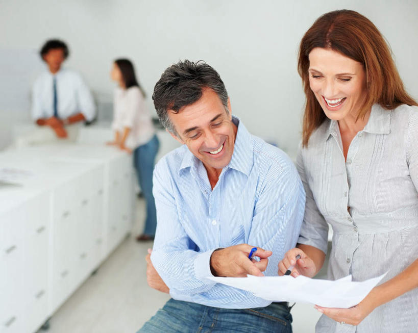 西方人,四个人,伙伴,朋友,商务人士,商务男性,商务女性,办公室,站,坐,笑,微笑,露齿笑,横图,照片,室内,白天,正面,衬衫,友谊,合作,团队,家具,桌子,欧洲,欧洲人,握,指,套装,朦胧,模糊,笔,办公桌,墙,办公用品,拿,拿着,扭头,注视,方向,水笔,墙壁,墙面,文具,白色,学习用品,观察,看,手势,站着,转头,战略,握着,摄影,观看,文具用品,察看,指向,食指,关注,商务装,工薪阶层,办公家具,联合,合谋,配合,协作,男人,男性,女人,女性,中年男性,中年女性,白种人,白领,上班族,相片,站立,坐着,半身,彩图,衬衣,拍摄,照相