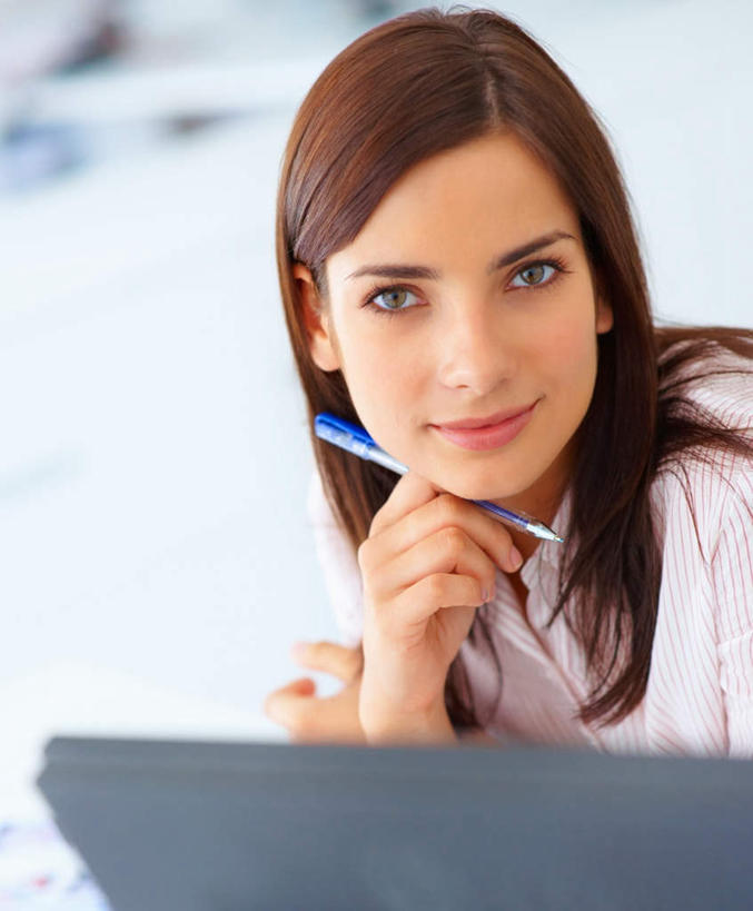 西方人,一个人,商务人士,商务女性,办公室,坐,笑,微笑,竖图,室内,白天,正面,电脑,显示器,鼠标,键盘,家具,桌子,欧洲,欧洲人,仅一个年轻女性,仅一个女性,仅一个人,撑,握,套装,朦胧,模糊,网络,笔,办公桌,办公用品,拿,拿着,托腮,注视,输入设备,通讯设备,水笔,文具,学习用品,观察,看,托,台式电脑,握着,观看,文具用品,察看,关注,托下巴,通信设备,商务装,工薪阶层,输出设备,办公家具,年轻女性,女人,女性,白种人,白领,上班族,坐着,半身,彩图