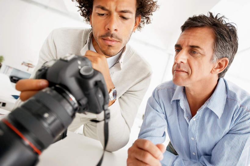 西方人,两个人,伙伴,朋友,商务人士,商务男性,站,横图,室内,白天,正面,衬衫,友谊,合作,团队,相机,欧洲,欧洲人,握,套装,朦胧,模糊,时间,时钟,手表,墙,拿,计时,拿着,注视,墙壁,墙面,拍照,白色,数码相机,钟表,观察,看,站着,表,单反,战略,握着,摄影,观看,单反相机,腕表,察看,关注,商务装,工薪阶层,联合,合谋,配合,协作,男人,男性,中年男性,白种人,白领,上班族,照相机,钟,站立,半身,彩图,衬衣,照相