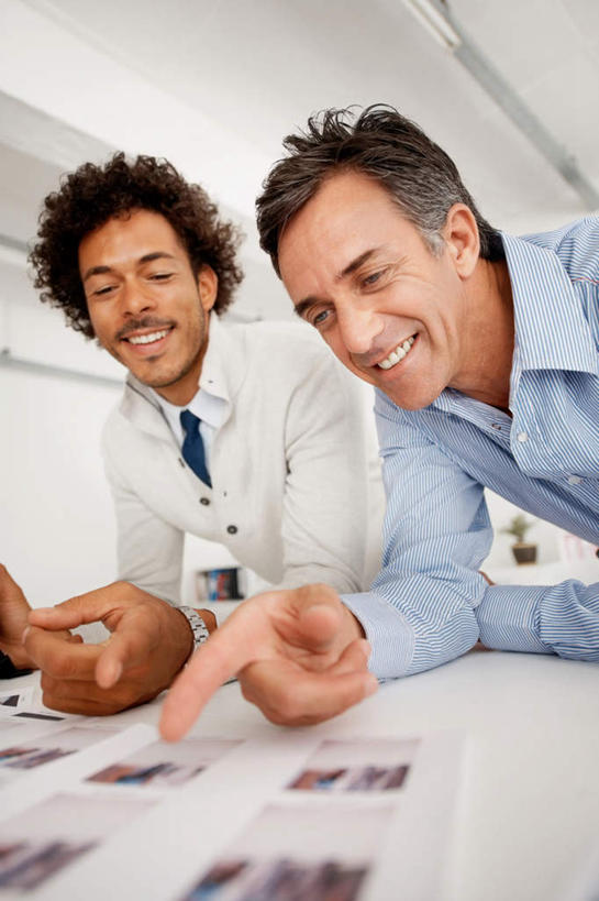 西方人,两个人,伙伴,朋友,商务人士,商务男性,办公室,站,笑,微笑,露齿笑,竖图,照片,室内,白天,仰视,衬衫,友谊,合作,团队,家具,桌子,欧洲,欧洲人,撑,弯腰,指,套装,朦胧,模糊,办公桌,墙,领带,注视,方向,墙壁,墙面,白色,观察,看,手势,站着,战略,摄影,观看,察看,撑着,指向,象征,庄重,食指,关注,商务装,身份,工薪阶层,办公家具,弯身,联合,合谋,正式,地位,配合,协作,男人,男性,中年男性,白种人,白领,上班族,相片,站立,半身,彩图,低角度拍摄,衬衣,拍摄,照相