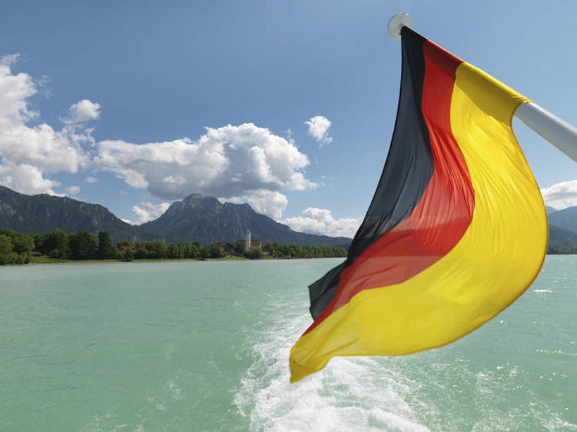 无人,横图,室外,白天,正面,旅游,度假,湖,湖泊,美景,山,山脉,水,旗帜,国旗,德国,欧洲,一面,阴影,飘扬,光线,影子,湖面,景观,山峰,水流,水面,云,云朵,山峦,云彩,娱乐,蓝色,白云,蓝天,天空,阳光,自然,湖水,群山,天,享受,休闲,景色,放松,晴朗,飘逸,西欧,自然风光,飞扬,德意志联邦共和国,巴伐利亚,巴伐利亚州,拜恩州,拜恩自由州,旗,晴空,彩图