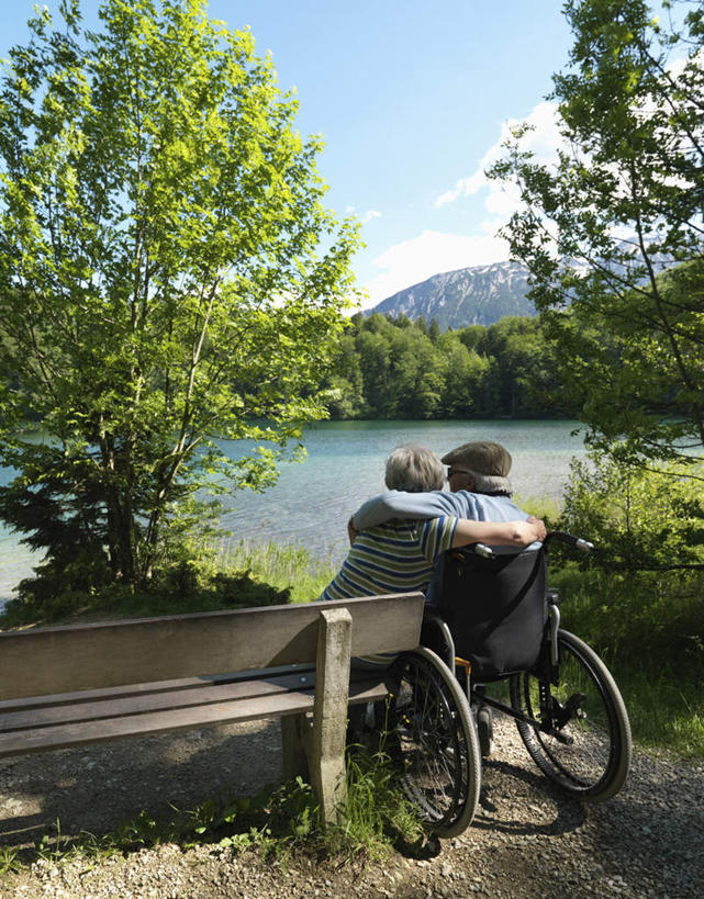 西方人,老年人,两个人,家庭,夫妻,病人,坐,抱,竖图,室外,白天,爱情,草地,草坪,山,山脉,树林,植物,窗户,落地窗,帽子,椅子,欧洲,欧洲人,服装,工具,木椅,山峰,云,云朵,山峦,浪漫,云彩,休闲装,玻璃窗,草,树,树木,背面,衣服,蓝色,绿色,白云,蓝天,天空,自然,轮椅,群山,天,复健,休闲,康复,温暖,温馨,一家人,休闲服,器械,恩爱,恋人,服饰,生长,晴朗,成长,抱着,和睦,医疗设备,搂着,病患,贝雷帽,医疗器械,残疾,残疾人,医疗工具,伤残,辅助设备,残障,弱势群体,老年男性,老年女性,男人,男性,女人,女性,白种人,夫妇,情侣,患者,就医者,晴空,搂,搂抱,坐着,彩图,全身,伴侣,融洽