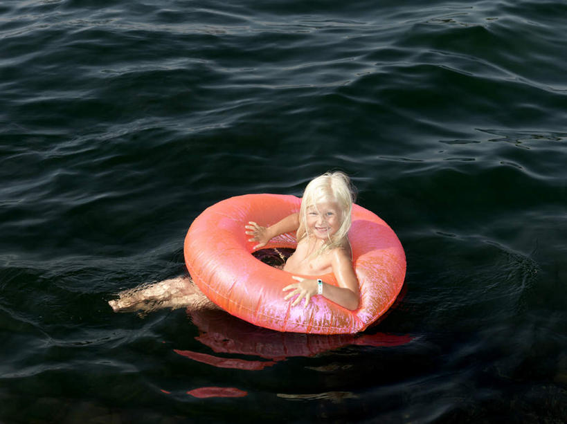 游泳,西方人,儿童,一个人,躺,笑,微笑,露齿笑,横图,俯视,室外,白天,泳装,比基尼,纯洁,海浪,海洋,欧洲,欧洲人,仅一个女性,仅一个人,阴影,波纹,光线,救生圈,影子,塑料,浪花,涟漪,扭头,注视,光脚,小孩,粉色,水纹,阳光,海水,塑料制品,游泳圈,波浪,观察,看,转头,仅一个小孩,赤脚,可爱,童年,童趣,充气,观看,察看,救生,关注,海景,童真,烂漫,无邪,水晕,泅水,卧着,天真,女孩,女人,女性,白种人,孩子,大海,风浪,海,海水的波动,近岸浪,涌浪,躺着,卧,半身,彩图,高角度拍摄,三点式,泳衣,女生