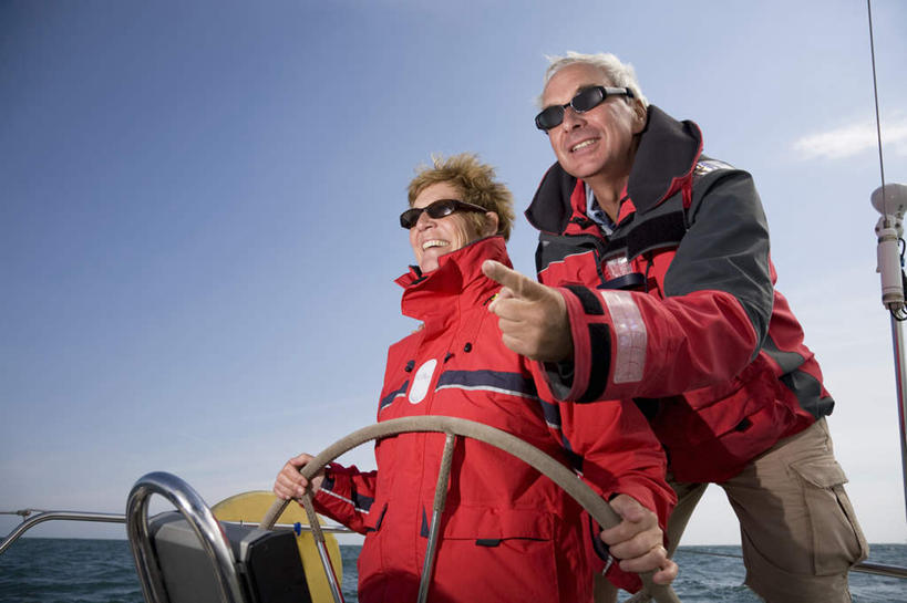 帆船,西方人,中年人,两个人,家庭,夫妻,站,抱,笑,微笑,露齿笑,横图,室外,白天,仰视,爱情,机器,仪器,海浪,海洋,船,欧洲,欧洲人,一艘,握,阴影,服装,光线,墨镜,眼镜,影子,浪花,云,云朵,浪漫,云彩,注视,休闲装,设备,衣服,蓝色,白云,蓝天,天空,阳光,海水,方向盘,太阳镜,太阳眼镜,交通工具,天,观察,驾驶,看,行驶,站着,休闲,温暖,温馨,一家人,休闲服,遮阳镜,恩爱,握着,恋人,服饰,晴朗,抱着,观看,和睦,控制,察看,搂着,关注,载具,海景,男人,男性,女人,女性,中年男性,中年女性,白种人,夫妇,情侣,大海,风浪,海,海水的波动,近岸浪,涌浪,晴空,搂,搂抱,站立,半身,彩图,低角度拍摄,伴侣,融洽